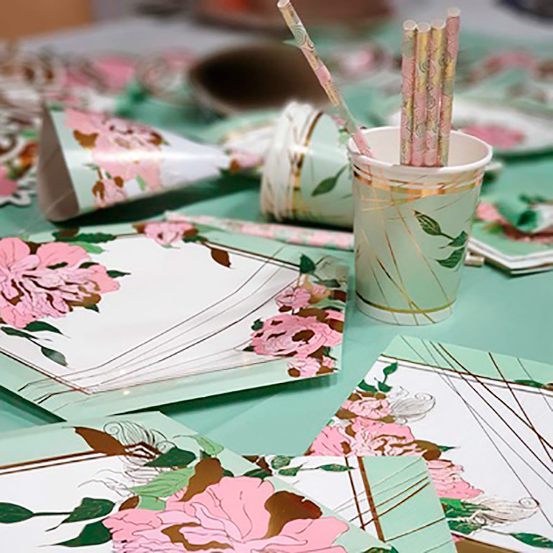 Праздничные бумажные салфетки с цветами 2