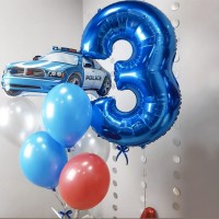 Букет из воздушных шариков синего цвета с машинкой на 3 годика