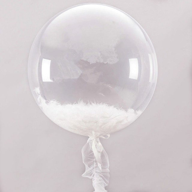 Прозрачный шар с перьями белого цвета