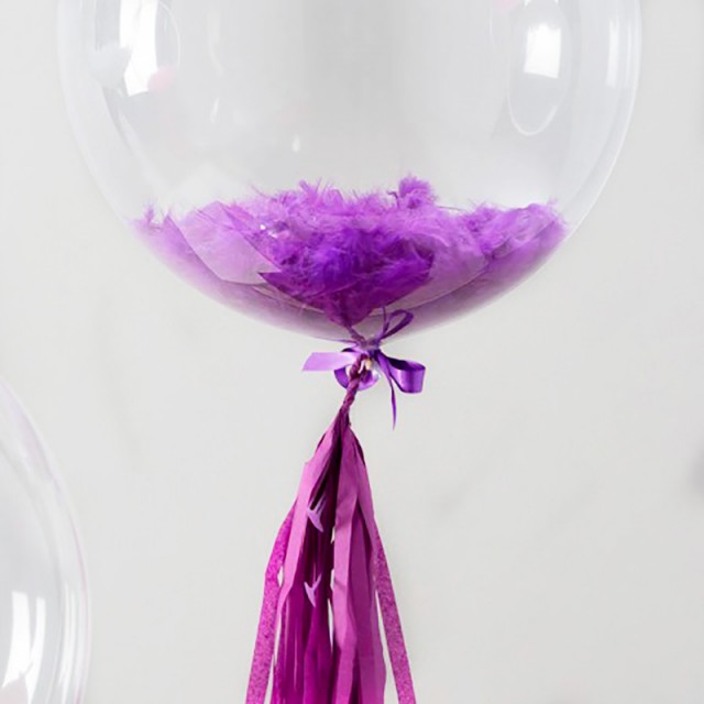 Воздушный шар с перьями фиолетового цвета