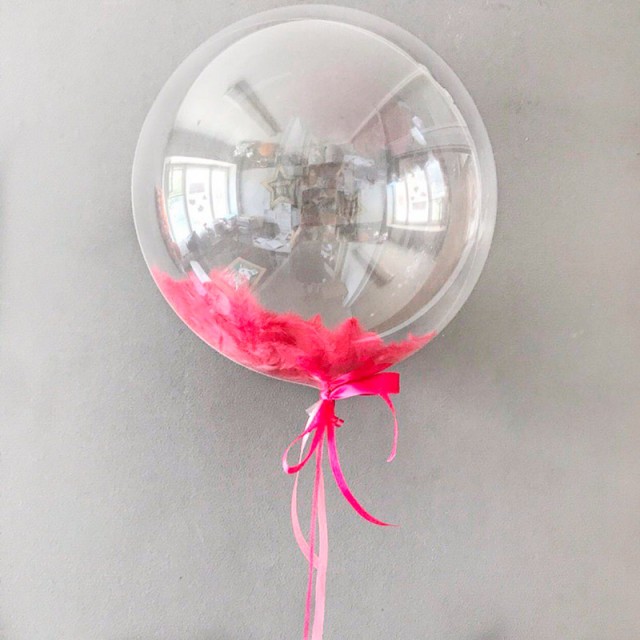 Воздушный шар с перьями розового цвета