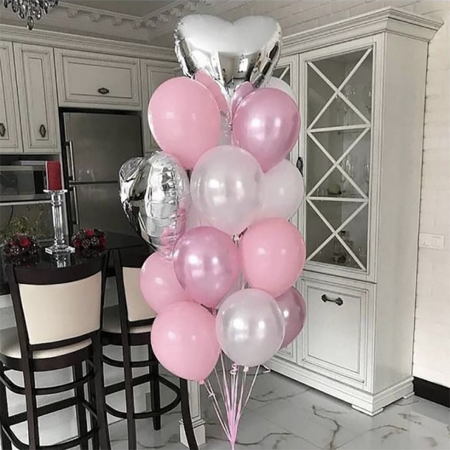 Фонтан из розовых и белых воздушных шаров - 
